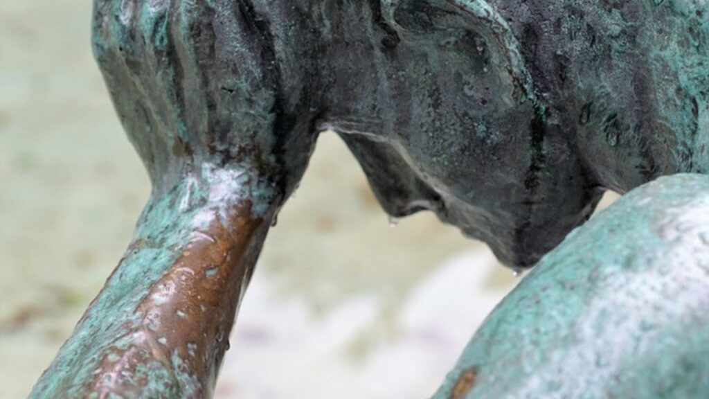 Como Manter-se com Energia Durante o Dia? Na imagem uma estátua de bronze, esta com a mão esquerda apoiando a cabeça, como se tivesse cansado sem energia.