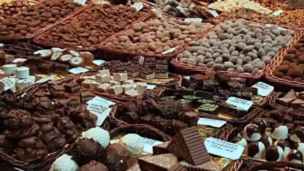 Os Benefícios do Cacau. Vários cestos de vime, cada um em seu interior com chocolate com formatos diferentes.